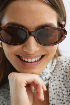 Discount Gina Tricot Angular sunglasses Bruin