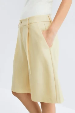 New Gina Tricot Bermuda shorts Geel